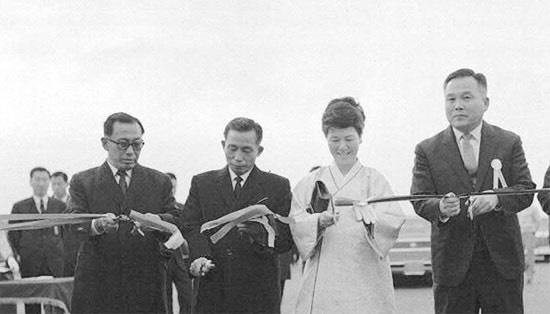 captinkang38's tweet photo. 7월 7일은

모두가 불가능하다고 했던 그 길
경부고속도로 개통 56주년 입니다.

박정희 대통령님께 감사드립니다.🇰🇷🫡 https://t.co/lDXfNy8A6l