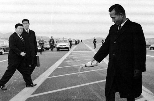 captinkang38's tweet photo. 7월 7일은

모두가 불가능하다고 했던 그 길
경부고속도로 개통 56주년 입니다.

박정희 대통령님께 감사드립니다.🇰🇷🫡 https://t.co/lDXfNy8A6l
