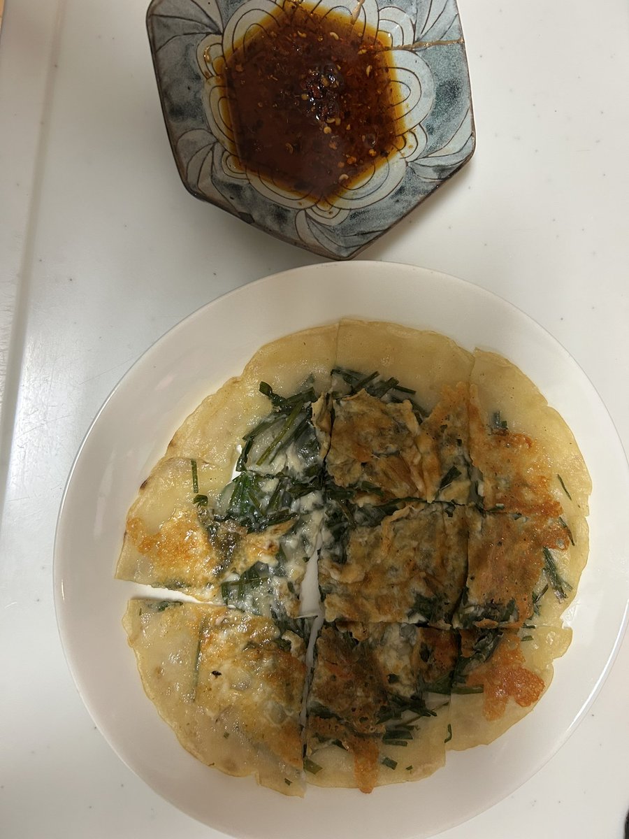 mmmmocomoco's tweet photo. プランターのニラ収穫してニラチヂミに😋😋😋
#家庭菜園初心者 https://t.co/X67UrR1oWR