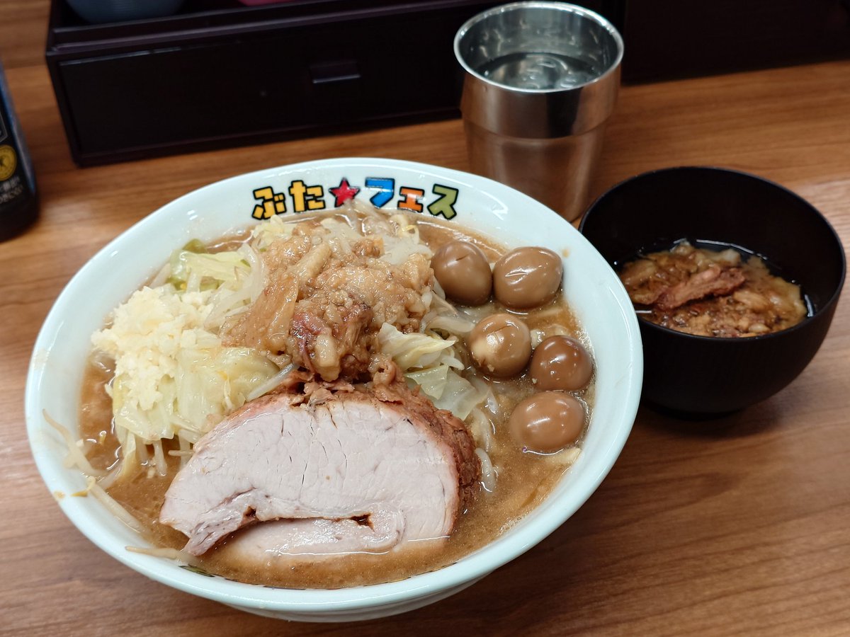 utage_halu's tweet photo. @yasosina_mujina 東京 西葛西のぶたフェスっていう二郎系ラーメン、オススメです！

味は文句ない美味しさですし、難しいと言われるコールを全部食券機で事前に選択できます。
普通の二郎も、汁なしもありますよ〜！！！ https://t.co/J95jRPSAGY