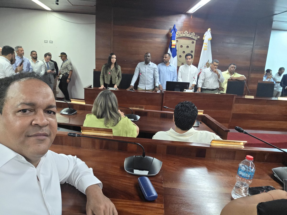 LeonelAcostard's tweet photo. Hoy estuve en el Ayuntamiento de Santiago acompañando @OmarLFernandez en su visita al cabildo, mucha simpatía tiene el Senador en la población de Santiagoluego estuvimos en la Placita y la algarabía fué enorme, el pais necesita una esperanza y la tiene en la Fuerza del Pueblo. https://t.co/1NtjiBUmFg