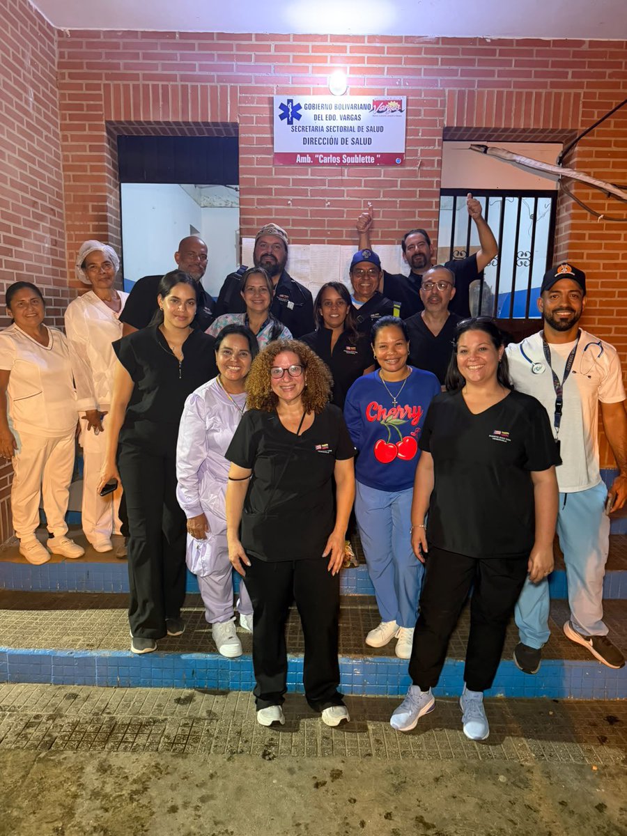 PabloPNC's tweet photo. Update🇵🇷 🇻🇪 

Mientras uno que otro esta pendiente al color azul de las banderas, el equipo hoy estuvo trabajando en distribuir medicamentos y suministros  aca en la guaira. Entregamos suministros en la clinica Carlos Soublet y se trabajo en la misma. Seguimos mañana 🇵🇷 🇻🇪! https://t.co/CoB5M5vNX9