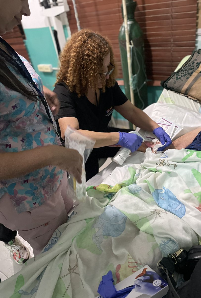 PabloPNC's tweet photo. Update🇵🇷 🇻🇪 

Mientras uno que otro esta pendiente al color azul de las banderas, el equipo hoy estuvo trabajando en distribuir medicamentos y suministros  aca en la guaira. Entregamos suministros en la clinica Carlos Soublet y se trabajo en la misma. Seguimos mañana 🇵🇷 🇻🇪! https://t.co/CoB5M5vNX9