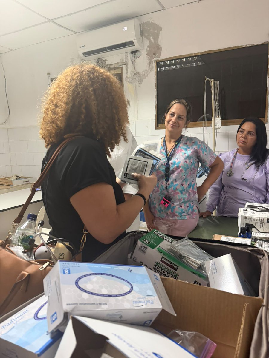 PabloPNC's tweet photo. Update🇵🇷 🇻🇪 

Mientras uno que otro esta pendiente al color azul de las banderas, el equipo hoy estuvo trabajando en distribuir medicamentos y suministros  aca en la guaira. Entregamos suministros en la clinica Carlos Soublet y se trabajo en la misma. Seguimos mañana 🇵🇷 🇻🇪! https://t.co/CoB5M5vNX9