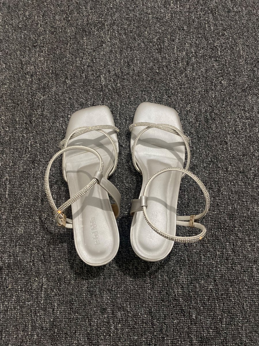 zeuzone1's tweet photo. wts | want to sale Heels 

- Heels Isabel Adelia like new + box  (size 40 *24, 5cm - Silver) *100k
- dipake sekali buat wisuda
- cocok for Graduation

bisa 🍊gratis ong

#WTS #preloved #zonauang #zonajajan https://t.co/1dfBLDeU7U