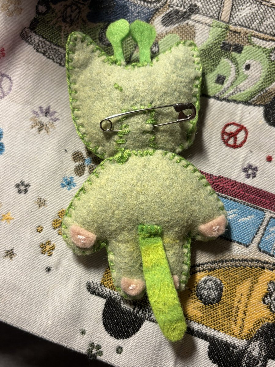 penizwright's tweet photo. got space on the mind ty project hail mary 
#alienkitty #spacecat #felt #sewing https://t.co/Hkim9YcSt0