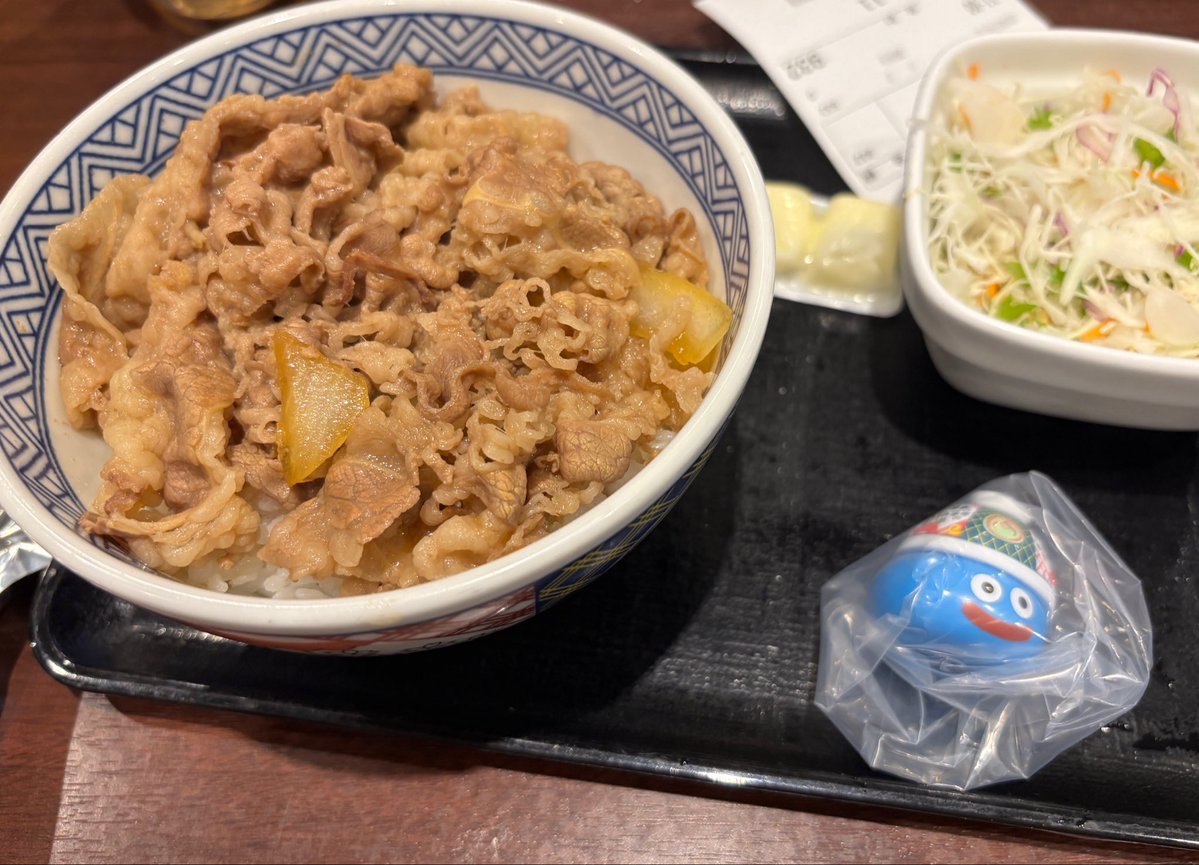 beergoodday's tweet photo. 出先で吉野家の前通ってドラクエコラボやってたので食べてきました。普帰ってから自宅のスライム達と並べてるの楽しみです https://t.co/f3KipOJVZw