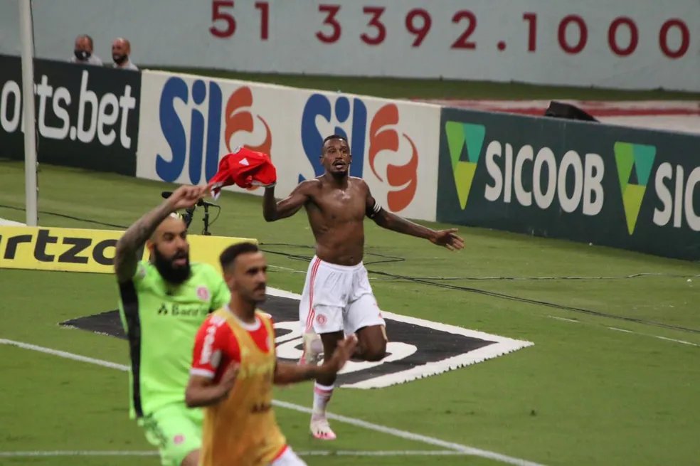 sekerboyy's tweet photo. O tempo está correndo e meus sonhos não estão se realizando...

Não faça isso comigo, futebol. https://t.co/7fUfoPWp2F