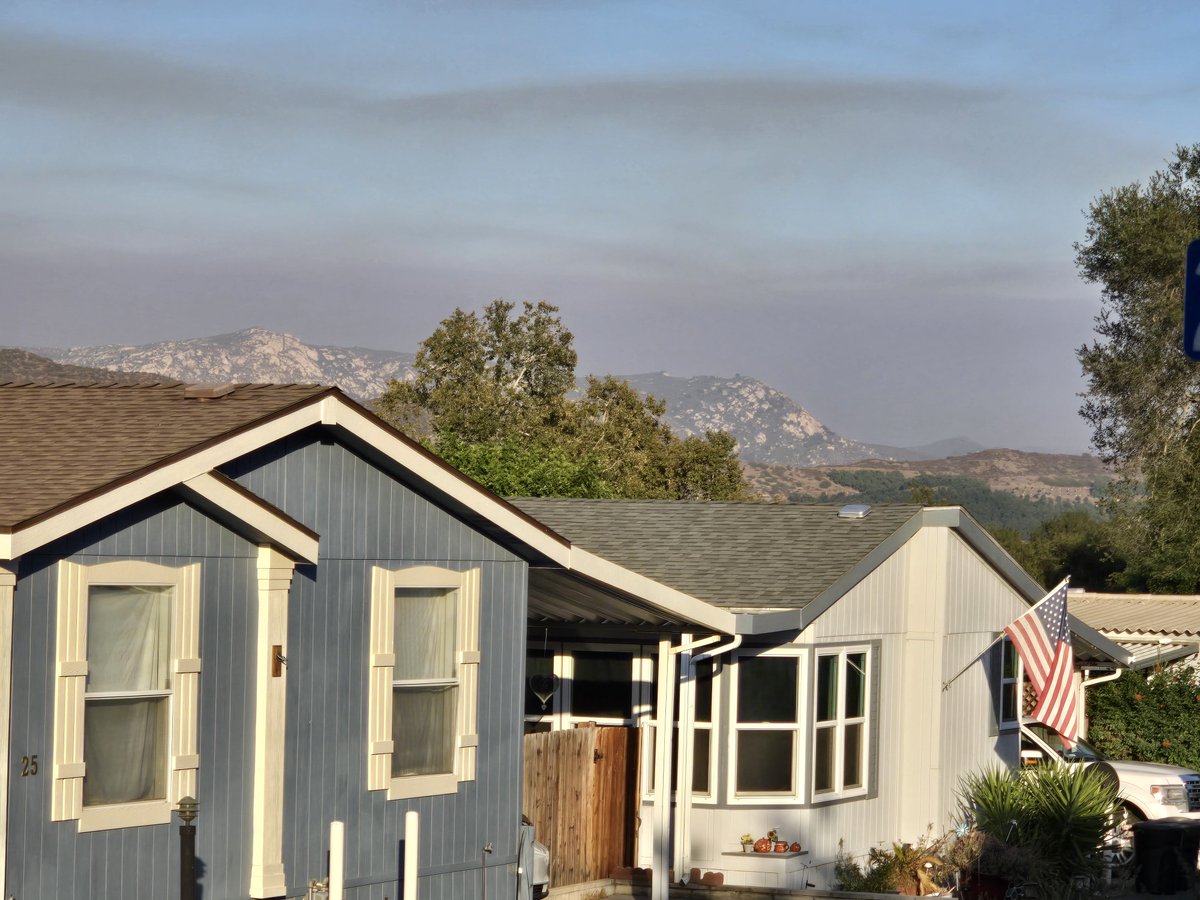 buell003's tweet photo. Views of #PipelineFire's smoke from #MarineCorpsBase #CampPendleton looking Southeast from two locations in #Fallbrook, #SanDiegoCounty, California, 92028. By Michael Jonathan Buell of the #DemocracyWatchNews Service, @dwatchnews nam, https://t.co/KX7PVnGTPZ on July 6th. 2026, from 5:50 PM to 6 PM. cc: @NorthCountyFire