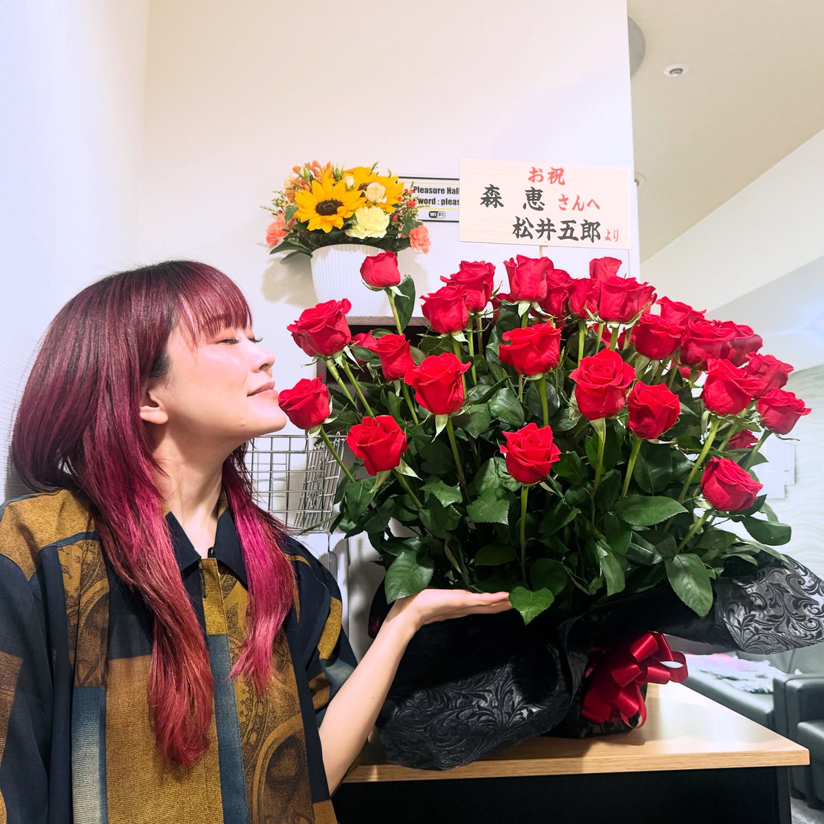 megumimori's tweet photo. デビューから16年。
あっという間。

出会った人、
経験したこと、
学んだこと、
悔しかったこと、
悲しかったこと、
嬉しかったこと、
驚いたこと、
幸せなこと。
いろんなことが積み重なって今がある。
そこから出来た歌がある。
それがあったから歌えた歌がある。

出会ってくれた全ての人へ
感謝の気持ちでいっぱいです。

いつも本当にありがとうございます！
もっともっといい音楽を作っていけるよう
頑張ります！！
これからもどうぞよろしくお願いします✨

そして今夜21時〜YouTube配信！
是非遊びに来てねー！

https://t.co/PLBuNWw7a4

#7月7日
#デビュー記念日
#16周年