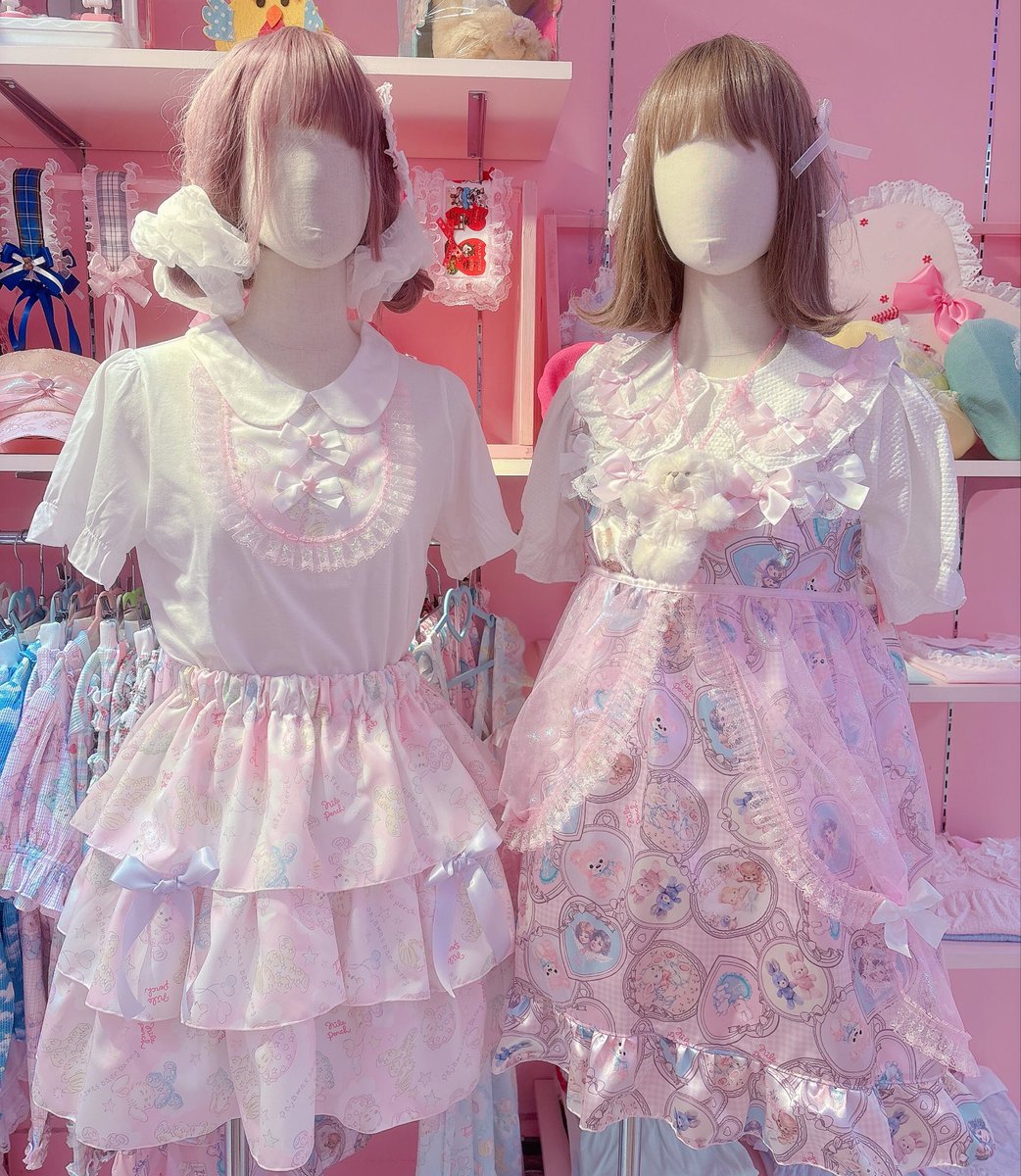 NP_Laforet's tweet photo. 本日もオープンいたしました🎀
再入荷アイテムでピンクホワイトコーデ🩷🤍

左⬅️
カットソー¥7900(税込¥8690)
スカート¥15000(税込¥16500) 
https://t.co/pwvVZROJYr
シュシュ¥2200(税込¥2420)

通販ご希望の方、商品のお問い合わせは info@nile-jp.comまで💌🌈✨ https://t.co/UGbFls35mU