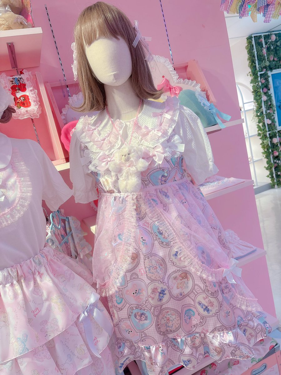 NP_Laforet's tweet photo. 本日もオープンいたしました🎀
再入荷アイテムでピンクホワイトコーデ🩷🤍

左⬅️
カットソー¥7900(税込¥8690)
スカート¥15000(税込¥16500) 
https://t.co/pwvVZROJYr
シュシュ¥2200(税込¥2420)

通販ご希望の方、商品のお問い合わせは info@nile-jp.comまで💌🌈✨ https://t.co/UGbFls35mU