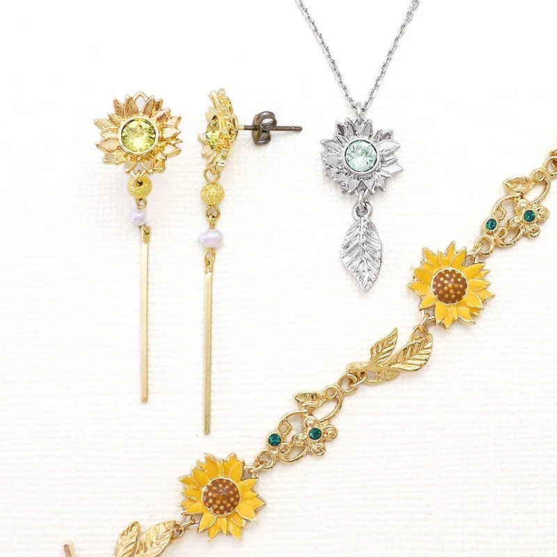 kiwa_asaku3basi's tweet photo. 📢支店2階より
🌻7/14は「向日葵の日」🌻

ゴッホの絵画『ひまわり』からインスパイアされたひまわりのチャームと石座チャームが夏のアクセサリーにオススメです🖼️
カンが上下に付いており、繋げて使えるのもポイント✨
石座チャームは貴和クリスタルを入れて、お好きなカラーで楽しめます😊 https://t.co/qtRztqQVJk