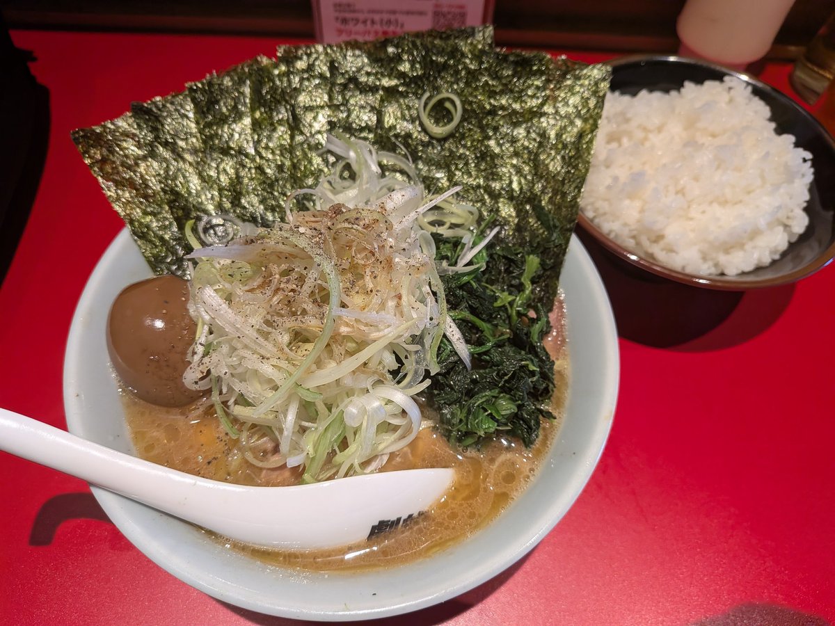 Moza0301's tweet photo. 隣に座ったガタイのいいおじさんが
「硬め、うすめ、すくなめ」って言ってて、味しないんじゃねって思って思わず見ちゃった😭

もうちょっと、豚骨効いてたら好みなんたけどなぁぁぁ https://t.co/I62jyhIx64