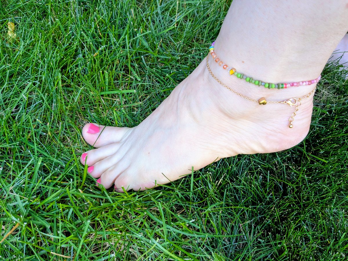 behindariane's tweet photo. Pink toes, soft grass, and a little anklet sparkle 🌿💗✨
Barefoot summer vibes.
#BarefootVibes #PinkToes #SummerFeet #GrassPic #ToePolish #AnkletStyle #SoftAesthetic #FeetPic #OutdoorVibes #feetfetısh #feetworshi̇p https://t.co/eFALzT1oBf