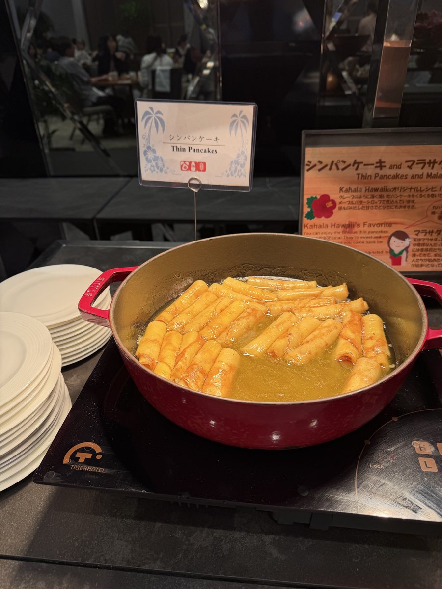MomoAmbassador's tweet photo. カハラ横浜 宿泊レポート
アメックス・プラチナ・カードでFHRを利用しました。
ハワイ発祥のホテルで、週末はロビーでフラダンスのショーなども行われています。
【よかった点】 スタンダードのお部屋でも広く、ゆっくりと過ごすことができます。

追加料金3,500円ほどでプールと温浴施設が利用できます。個人的には利用して良かったと思いました。FHRのホテルクレジットで支払い可能です。 浴槽が結構深いので気をつけてください。
プールには屋外ジャグジーがあります。 横浜の高層ビル街の中とは思えない空間が広がっていました。

【うーんな点】 スタッフが少し不慣れでした。
チェックインした後、夜9時ぐらいにホテルから電話がかかってきて、「本日宿泊されないんですか？」と聞かれました。
また、夜に出かけた後、ホテルに戻ってきたときに、入り口のスタッフから「何か御用ですか？」と言われました。 ジョギング帰りでフィットネスウェアだったので、仕方なかったのかもしれません（笑）。

名物のシンパンケーキは朝食会場にありましたが、驚くようなおいしさではありませんでした💦

館内は客室フロアの廊下も含めてハワイアンミュージックが流れていますが、夜になると少しお経っぽく聞こえて、ちょっと怖かったです。

駅から少し歩きます。Hilton横浜もそうですが、最寄り駅から徒歩10分以上なのは少し遠く感じちゃいますね。

【総合】 プールとお風呂、フィットネスがとても良かったので、横浜で予定がある場合はぜひまた利用したいと思いました。
FHR利用でも50,000円前後で宿泊できるので、ホテルクレジット16,000円分を差し引くと、かなりお得になるんじゃないかと思いました😋