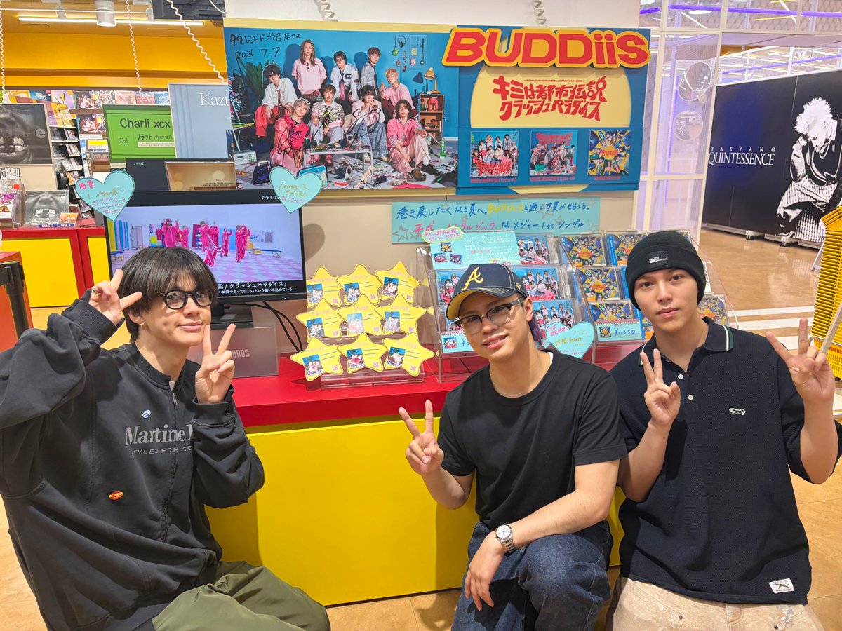 TOWER_Shibuya's tweet photo. 【#しぶやスタダ】#タワ渋訪店 @buddiis

／
明日メジャー1stシングル
『キミは都市伝説/クラッシュパラダイス』を
リリースする #BUDDiiS から
#FUMINORI さん #KEVIN さん
#SHOW さんがご訪店💖
＼

お忙しい中ありがとうございます💙💛

展開場所やエントランス
サインやコメントカードをいただきました🚀💘
4F展開場所にて掲出しております✨
#バディ のみなさま是非チェックを👀👀
(Ri)