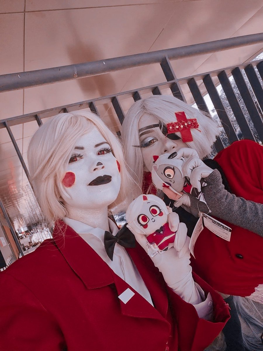 dieaslovers's tweet photo. chaggi ft plushie chaggie from this weekend 🌈🎀 

#chaggie #hazbinhotel #cosplay #vaggi https://t.co/ehKhOI6udx