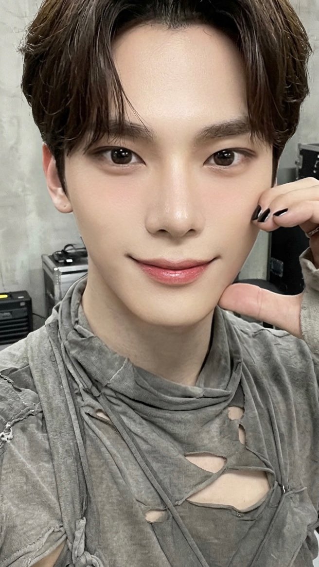 GUUJIplus's tweet photo. 오늘의 사진을 몇 장 더 올리세요 🧑‍🧒‍🧒💚

#GUUJIPLUS #구지프라스 #GUIZY #기지 #PEU #페우 #KENJI #켄지 #CAIO #카이오 #WholeDifferentAnimal https://t.co/aOGj64hA22