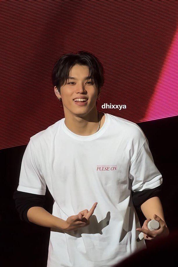 agendajeongryul's tweet photo. You got that long hair, slicked back, white t-shirt….. https://t.co/J5dAcyzOMc