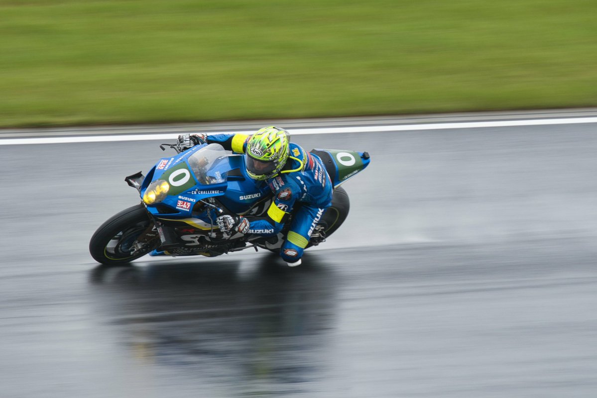 tukasa700's tweet photo. 8耐初心者でも応援するとこ決めとくと楽しいぞ❗️と言われたのでSUZUKI✖︎水野涼選手を追っかけてみた📸カッコイイ🤩
#鈴鹿8耐
#もくもくねね https://t.co/6dBHJsUWe1