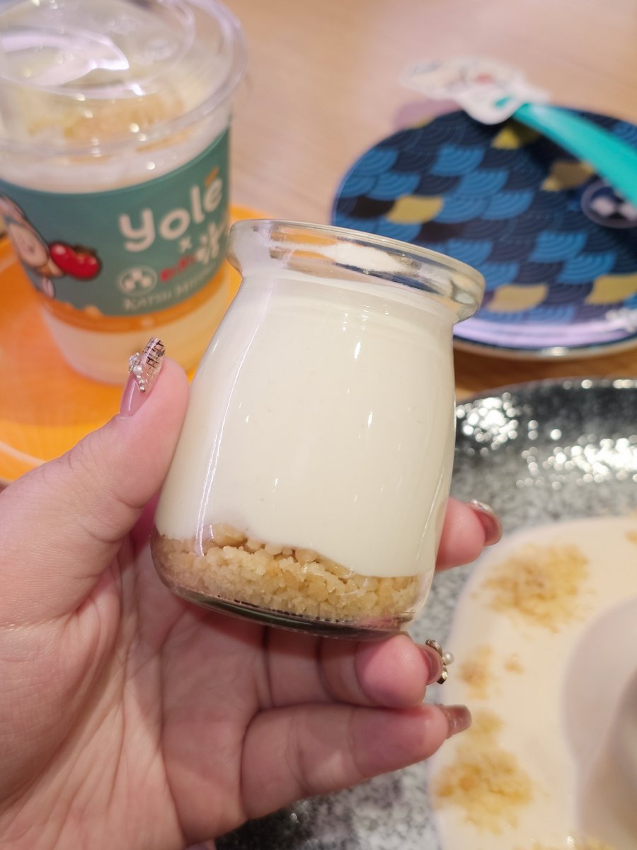 fatkidzblue's tweet photo. 🍎 Yogurt Apple Crumble Katsu Cheesecake เริ่มเข้าใจว่าทำไมใส่กระปุก อาจจะกลัวคุณลูกค้าสวบหมดในทีเดียว 🤣 ชีสเค้กสไตล์ญี่ปุ่นเลย นุ่มๆ ด้านบนคือได้รสโยเกิร์ตแอปเปิ้ล ด้านล้างเป็นครับเบิ้ลกรุบๆ เข้ากันมาก เปรี้ยวหวานลงตัว (หวานน้อยกว่าเมนูพุดดิ้งนิดนึง) https://t.co/Qm6KHSb4cW