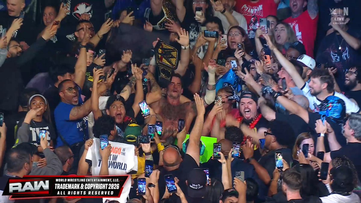MarioWrestIing's tweet photo. CM PUNK SALE DEL ALLSTATE ARENA CON EL WWE CHAMPIONSHIP

COMO HIZO HACE 15 AÑOS EN MONEY IN THE BANK 2011

Y ASÍ SE ACABA EL RAW DE HOY #WWERAW https://t.co/KC5t3Tz3jI