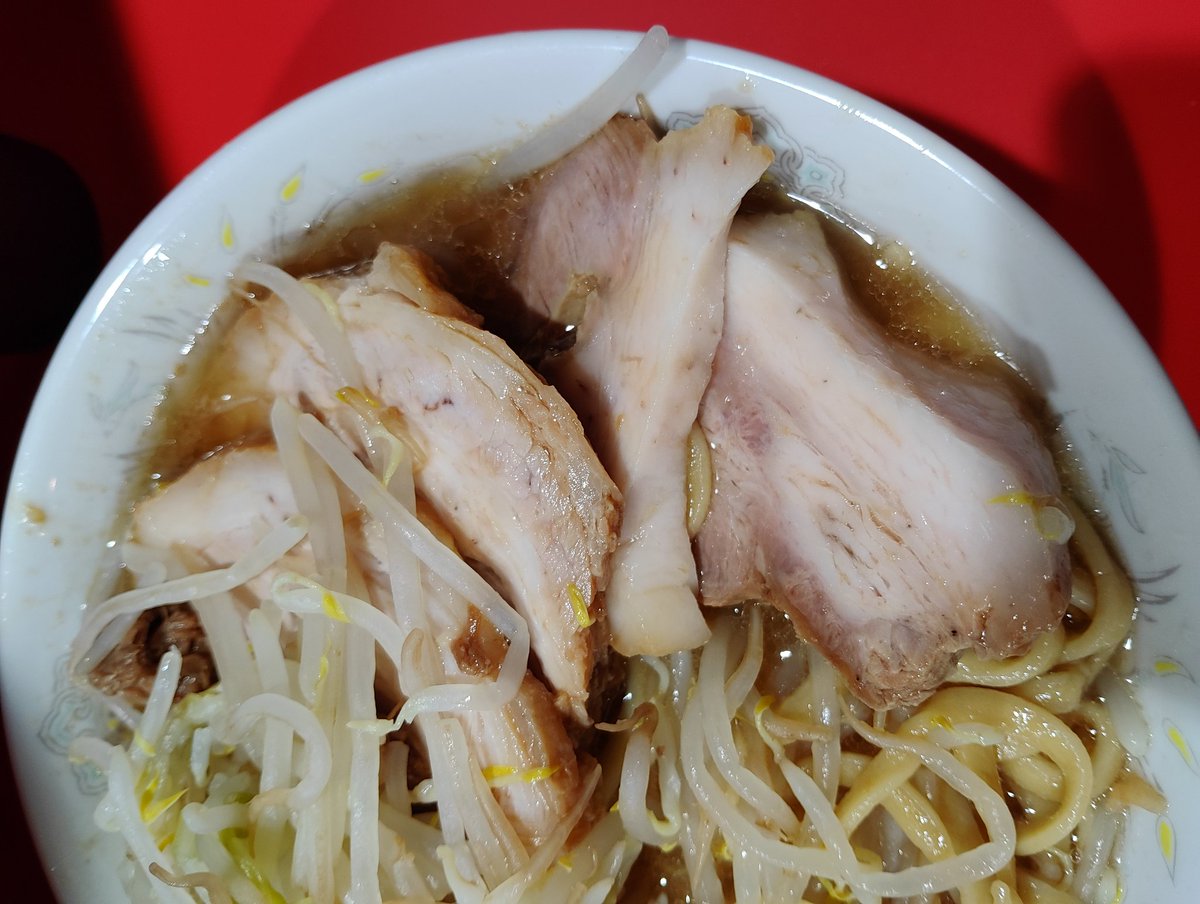 kousei_hinata's tweet photo. #66 ラーメン二郎名古屋大曽根店
小豚そのまま

梅雨の晴れ間に訪麺。開店時は20人。火曜日は狙い目かも😊
普段より豚が厚切りです！これだけで腹一杯になってしまいそうです😅
スープは微乳化で安定してきたかな。何せ美味し過ぎです🥰
今日もKKでごちそう様でした🙇
退店時の外待ちは10人ほど。 https://t.co/tq0RSa6ZR3