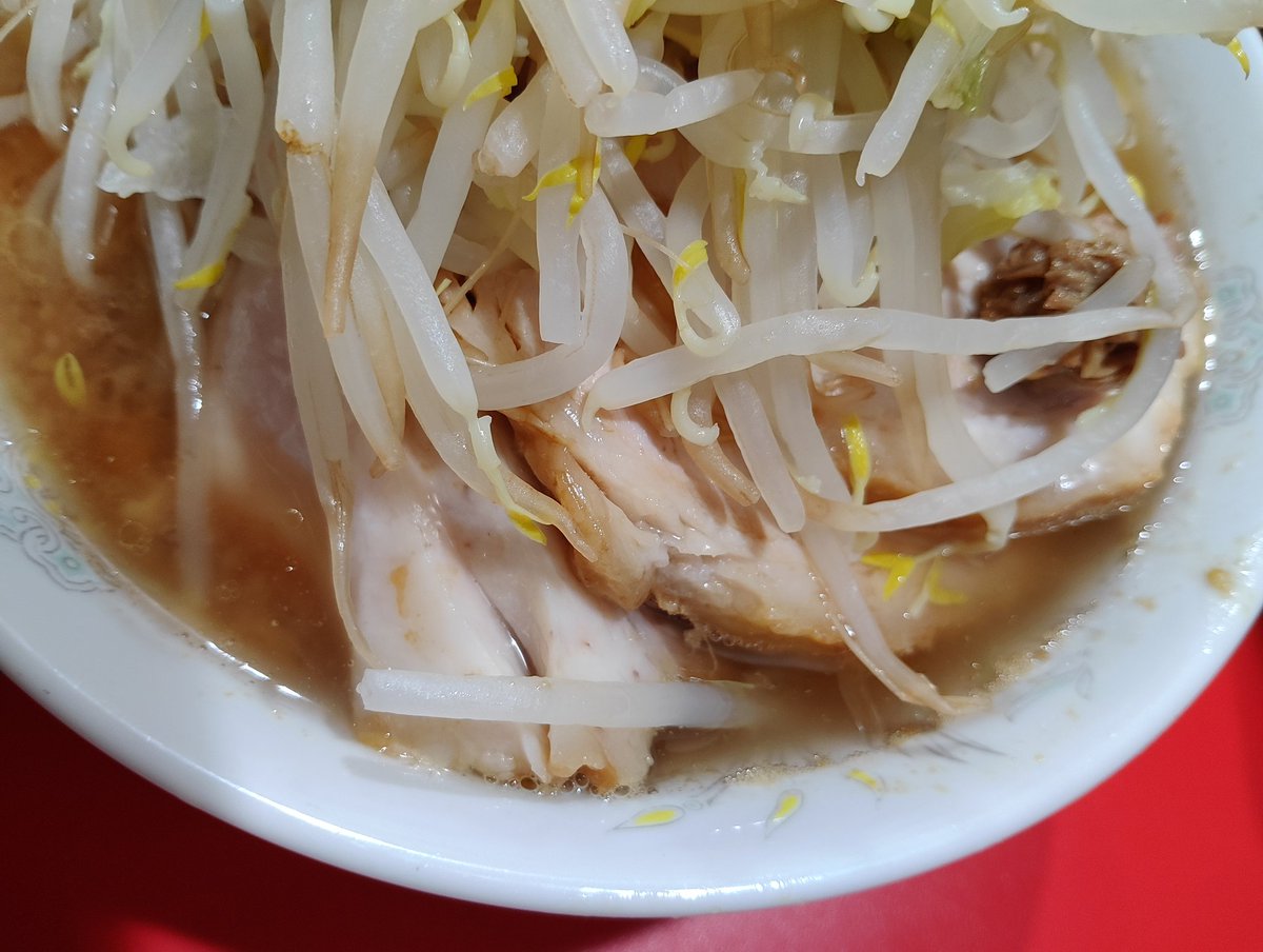 kousei_hinata's tweet photo. #66 ラーメン二郎名古屋大曽根店
小豚そのまま

梅雨の晴れ間に訪麺。開店時は20人。火曜日は狙い目かも😊
普段より豚が厚切りです！これだけで腹一杯になってしまいそうです😅
スープは微乳化で安定してきたかな。何せ美味し過ぎです🥰
今日もKKでごちそう様でした🙇
退店時の外待ちは10人ほど。 https://t.co/tq0RSa6ZR3