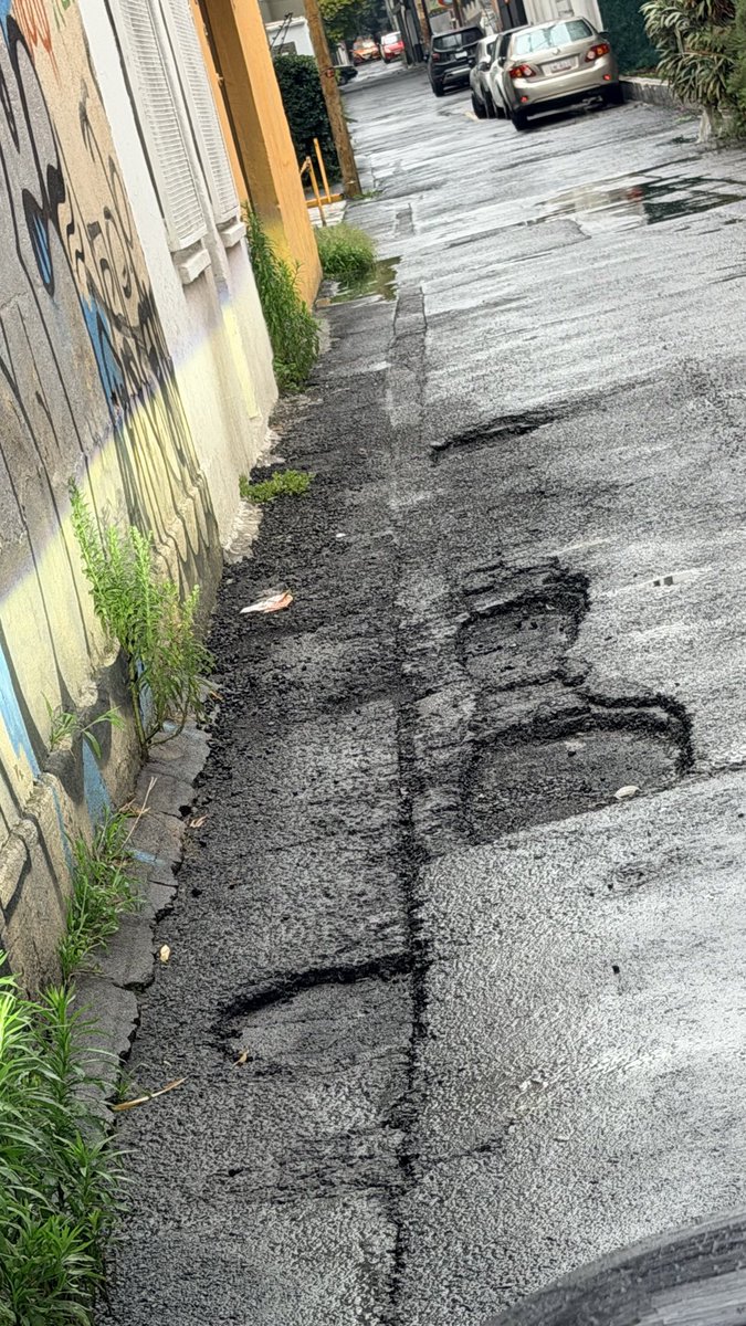 krlos_79's tweet photo. @BJAlcaldia su apoyo para tapar estos baches en la calle Lucas Giordano entre Calle El Greco y Leonardo Da Vinci, colonia Sta María Nonoalco. @LuisMendozaBJ https://t.co/xujKwUDxrk