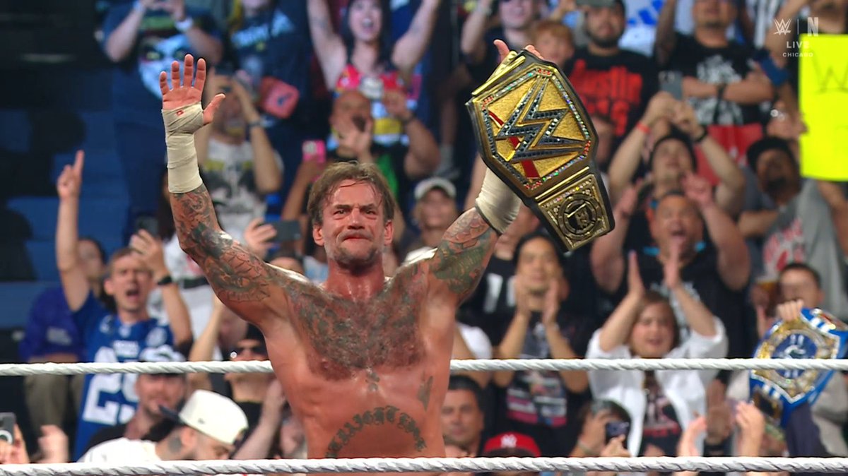 Superkick_TV's tweet photo. CM Punk se coronó campeón de la WWE en su regreso, en Chicago y frente a su gente 🔥

Se acabó la era de Sami Hogan https://t.co/tp0fUPOI2g