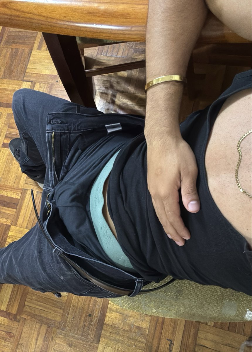 Manotas91's tweet photo. me ayudas a quitarme el pantalón? 😏 https://t.co/JdX5abOw8i
