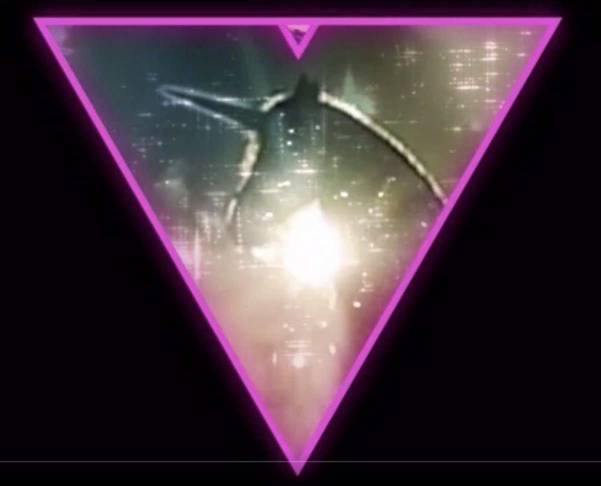 glossdagaga's tweet photo. Na 2ª Guerra, gays perseguidos pelos nazistas eram marcados com um triângulo rosa invertido nos campos de concentração. Nos anos 80, o ACT UP virou o símbolo para cima e o transformou em um emblema de resistência na luta contra a AIDS. Sabiam desse conceito no clipe de BTW mores? https://t.co/oEhraYIyKf