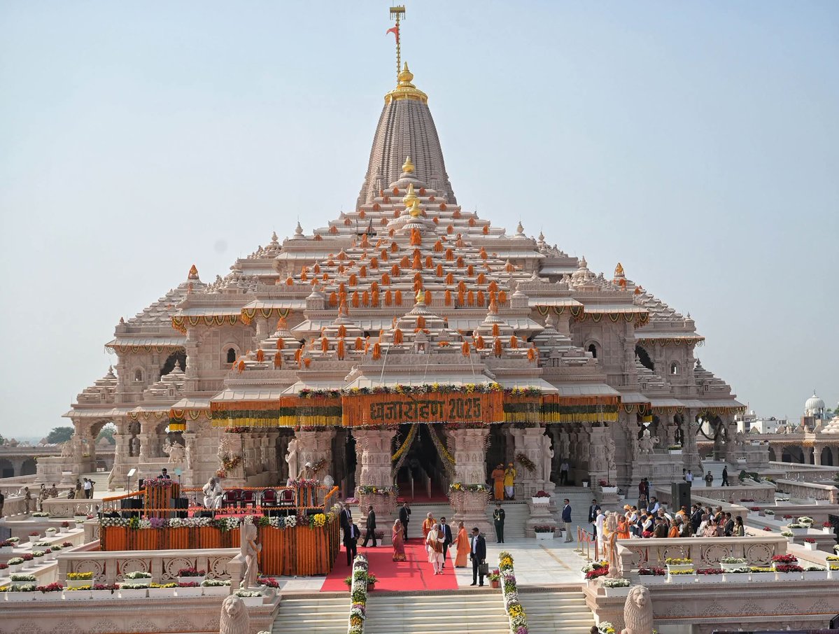 sumantkabir's tweet photo. अजोध्या जी के #श्रीराम_मंदिर प्रकरण पर बहुत कम लिखा। या कहिए चुप ही रहा। क्योंकि #सृजन की पीड़ा क्या होती है, इस बार के अजोध्या जी प्रवास में समझा। बहुत ही ज्ञानी साधक युवा सन्त से। युवा सन्त साधक का नाम सार्वजनिक नहीं कर सकता। क्योंकि मर्यादा का उल्लंघन होगा। 

चर्चा में साधक सन्त ने बताया, श्रराम मंदिर निर्माण कार्य से पहले ट्रस्ट की बैठक में एक प्रस्ताव आया, भारत और विदेश के धनाढ्य हिन्दू, मंदिर निर्माण में लगने वाले समस्त धन का वहन करना चाहते हैं, बदले में अपने कुल-परिवार की पट्टिका लगवाने की इच्छा है।

इस पर प्रधानमंत्री @narendramodi ने कहा, "..ऐसा कदापि नहीं हो सकता, श्रीराम मंदिर का संघर्ष #लोकसमाज ने किया, मंदिर का #निर्माण भी लोकसमाज ही करेगा।"

यह एक बहुत ही साहसिक कदम था। मंदिर समाज की संपति है, निर्माण और संरक्षण भी समाज का दायित्व। नहीं तो कितना आसान था, चंद धनाढ्यों से करोड़ों का सहयोग लेकर मंदिर निर्माण कर दो, फिर यही चंद धनाढ्य और इनकी संततियां अनन्तकाल तक श्रीराम मंदिर निर्माण का श्रेय लेती रहती। व्यापक समाज स्वयं को छला, ठगा और उपेक्षित महसूस करता।

यहां प्रश्न खड़ा होगा, तो फिर मंदिर का प्रबंधन #लोकसमाज को क्यों नहीं? तो मेरा विनम्र उत्तर है, धर्मयुद्ध का क्या समापन हो गया? #रामराज जी स्थापना हो चुकी है? जो अंतिम परिणाम पर पहुंच गए? 

इसका दूसरा पक्ष क्या होता? हम जैसे सामान्य हिन्दू और हमारी भावी पीढ़ी यह सुनने को अभिशप्त रहती, मंदिर तो टाटा, बिरला, अंबानी या अडानी जी ने बनवाया..हिन्दू समाज तो प्राणहीन है, मुर्दा है। हिन्दू होने का मेरा गौरवबोध इस लज्जा को स्वीकार करने की अनुमति कतई नहीं देता। 

आज जब मंदिर को दान या सहयोग किए गए हर वस्तु का हिसाब, प्रणाम सामने आ रहा गए, फिर भी राजनेताओं को लज्जा नहीं आ रही है। इन जैसों से सवाल तो बनता है, मंदिर निर्माण के समय आपने, आपकी पार्टी ने क्या #जनसहयोग का अभियान चलाया? आप तब चुप थे? आज मुखर हैं? क्यों? 

कारण एक ही है, व्यापक हिन्दू समाज के लिए धन कोई मुद्दा ही नहीं। विपक्ष, हिन्दू विरोधी ताकतों का एकमात्र मकसद है, मंदिर के चढ़ावे के बहाने हिन्दू समाज की #रामनिष्ठ को हिला दें। बचकाना प्रयास है। यह संभव ही नहीं। क्योंकि #श्रीराम_निष्ठा के पथ पर #धन का कोई मोल ही नहीं। रामनिष्ठा को हिलाना है तो श्रीराम से बड़े आदर्श, श्रीराम से विशाल मर्यादा की बात करो।

श्रीराम मंदिर #लोकसमाज का है। और यही लोकसमाज निर्णय करेगा, क्या निर्णय ले? चंद अधीर दानदाताओं और कुछेक राजनेताओं के विरोध का छींटा जा रहा #विष को निगल कर #जीवित रहने की शक्ति हिन्दू समाज की #मूल_चेतना में है।