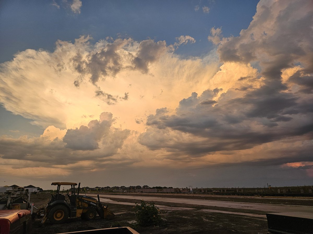 DanielMFrazier's tweet photo. The north Texas sky tonight is putting out some nice colors.  My camera and photo skills don't quite do it justice https://t.co/LFYqNftwsX
