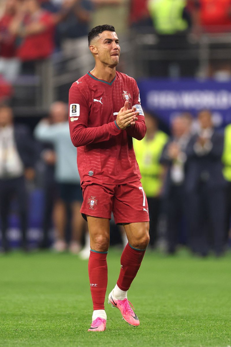 panditfootball's tweet photo. Karier Cristiano Ronaldo mungkin adalah kisah tentang timing yang tak pernah sempurna.

Saat CR7 berada di puncak performanya, Portugal sebenarnya memiliki tim yang rela berjuang dan berkorban untuknya. Ada Pepe, Ricardo Quaresma, Raul Meireles, Bruno Alves, dan pemain-pemain lain yang menjadi tulang punggung generasi tersebut. Namun, kualitas kolektif mereka masih belum cukup untuk mengungguli kekuatan-kekuatan besar yang juga sedang berada di masa emasnya seperti Spanyol, Jerman, dan Prancis. Puncak generasi itu akhirnya melahirkan gelar Euro 2016, pencapaian terbesar dalam sejarah sepak bola Portugal saat itu.

Kini situasinya berbalik. Portugal memiliki salah satu skuad paling lengkap dan bertalenta dalam sejarah mereka, dengan kualitas yang mampu bersaing melawan siapa pun. Namun, Cristiano Ronaldo sudah tidak lagi berada di level yang sama seperti satu dekade lalu. Ditambah lagi, Portugal belum benar-benar menemukan pelatih yang mampu menyatukan semua potensi tersebut menjadi tim yang benar-benar maksimal.

Begitulah sepak bola. Ini bukan olahraga yang bisa dimenangkan oleh satu orang, sehebat apa pun dirinya. Dibutuhkan kualitas kolektif, pelatih yang tepat, momentum, dan sedikit keberuntungan.

Mungkin inilah ironi terbesar dalam karier Cristiano Ronaldo. Ketika ia berada di puncak, timnya belum cukup kuat. Ketika timnya akhirnya cukup kuat, ia tak lagi berada di puncak. Dan dalam sepak bola, takdir sering kali ditentukan oleh waktu yang tak pernah mau menunggu.