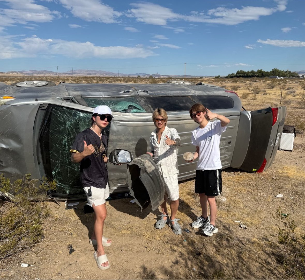 kodisan1's tweet photo. ロサンゼルスで
運転手1名男性3名を乗せた車が
高速道路を100kmで走行中に横転
乗ってた3人は無事の模様 https://t.co/XJGN6brDAE
