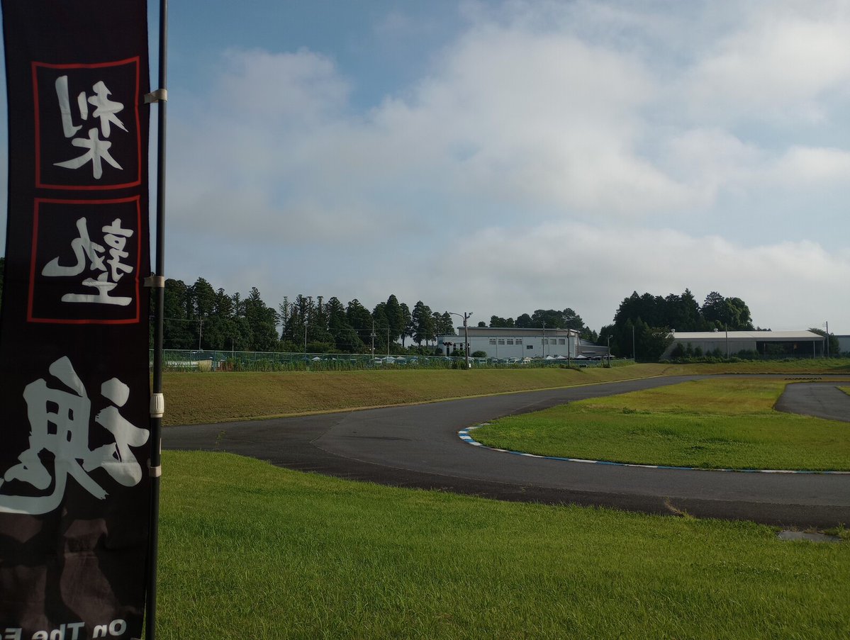 74juku's tweet photo. 【西の８耐は雨スタート、しかし東の８耐はまさかの………】２０２６年度　第７回　梨本塾　トミンモーターランド　レポ１　ライディングポジション
https://t.co/DBqrJWd2xk　バイクスクール走行会 https://t.co/sdUw0E5Z15