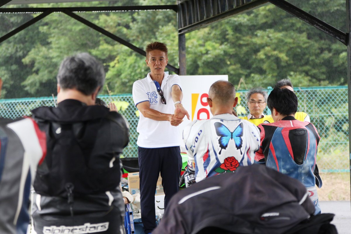 74juku's tweet photo. 【西の８耐は雨スタート、しかし東の８耐はまさかの………】２０２６年度　第７回　梨本塾　トミンモーターランド　レポ１　ライディングポジション
https://t.co/DBqrJWd2xk　バイクスクール走行会 https://t.co/sdUw0E5Z15