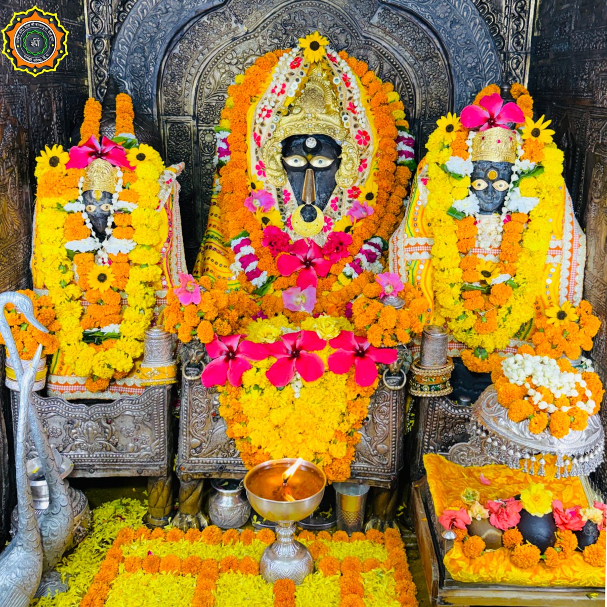 MaaBaglamukhii's tweet photo. श्रृंगार दर्शन ।।
॥ ॐ ह्लीं बगलामुखी सर्व दुष्टानां वाचं मुखं पदं स्तंम्भय जिव्हां कीलय बुद्धिं विनाशय ह्लीं ॐ स्वाहा ॥ 👣जय माँ बगलामुखी जी 👣🌹आज के अलौकिक दर्शन🌹 7th July 2026 ✨Mahant Shri Rajat Giri ji ✨ https://t.co/715lM6MqPx