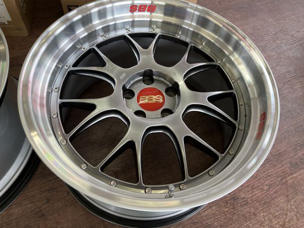 YOKOHAM70088698's tweet photo. 極上美品!! 激レア!! BBS LM-R (LM329/LM330) 20インチ入荷!
希少なR35サイズ!!
#BBS
#LM-R
#LMR
#鍛造
#FORGED
#20インチ
#NISSAN
#日産
#ニッサン
#横浜ガレージ館
#綾瀬S.I.C.店
当店直販サイト:https://t.co/ykVjSXOTiY
Yahooオークション:https://t.co/lJ1zcmgVU9 https://t.co/ifk4zYRfme