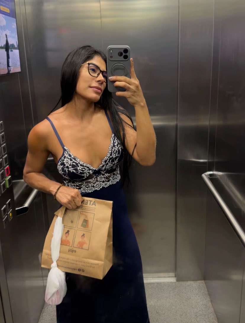 licecomentaxz's tweet photo. meu deus marciele sorteia logo um fã e me escolhe em nome de jesus @MarcieleAlb https://t.co/YO4Mf3QTRx