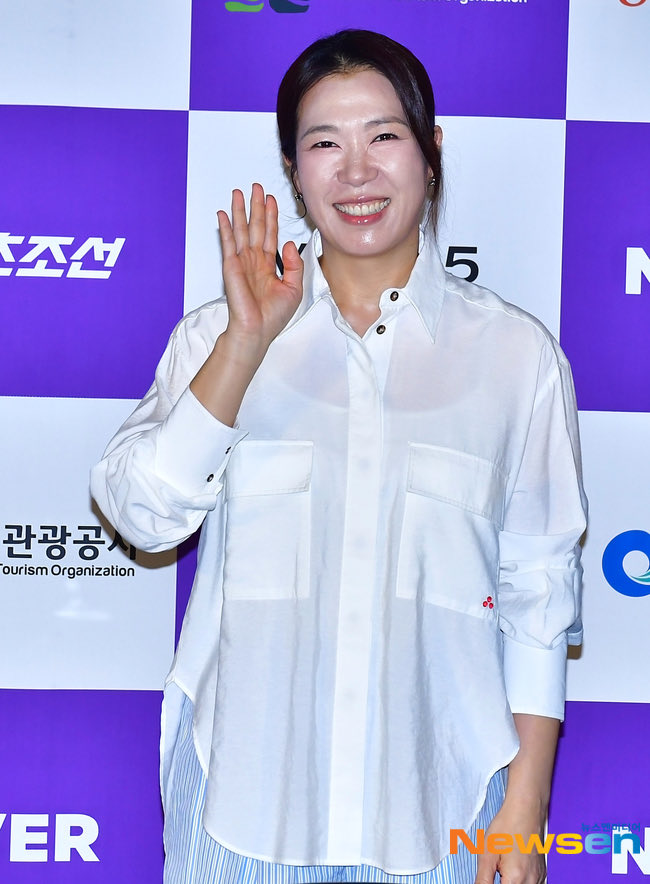 chatshirelore's tweet photo. Yeom Hye-ran to #IU: “While watching #PerfectCrown, I wondered, ‘How can she be so good?’ She is a born actress. I am proud of her. I thought it was an honor to act with her. She is admirable, pretty, and talented; I wanted to brag about her as ‘my daughter.’” https://t.co/XBSkdUci8g