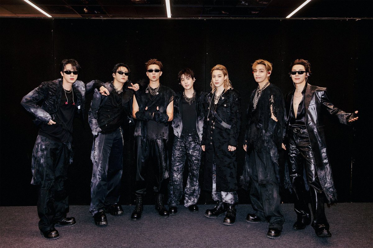 yoondarine's tweet photo. yoongi and his 6 alphas https://t.co/PcEzchFTY6