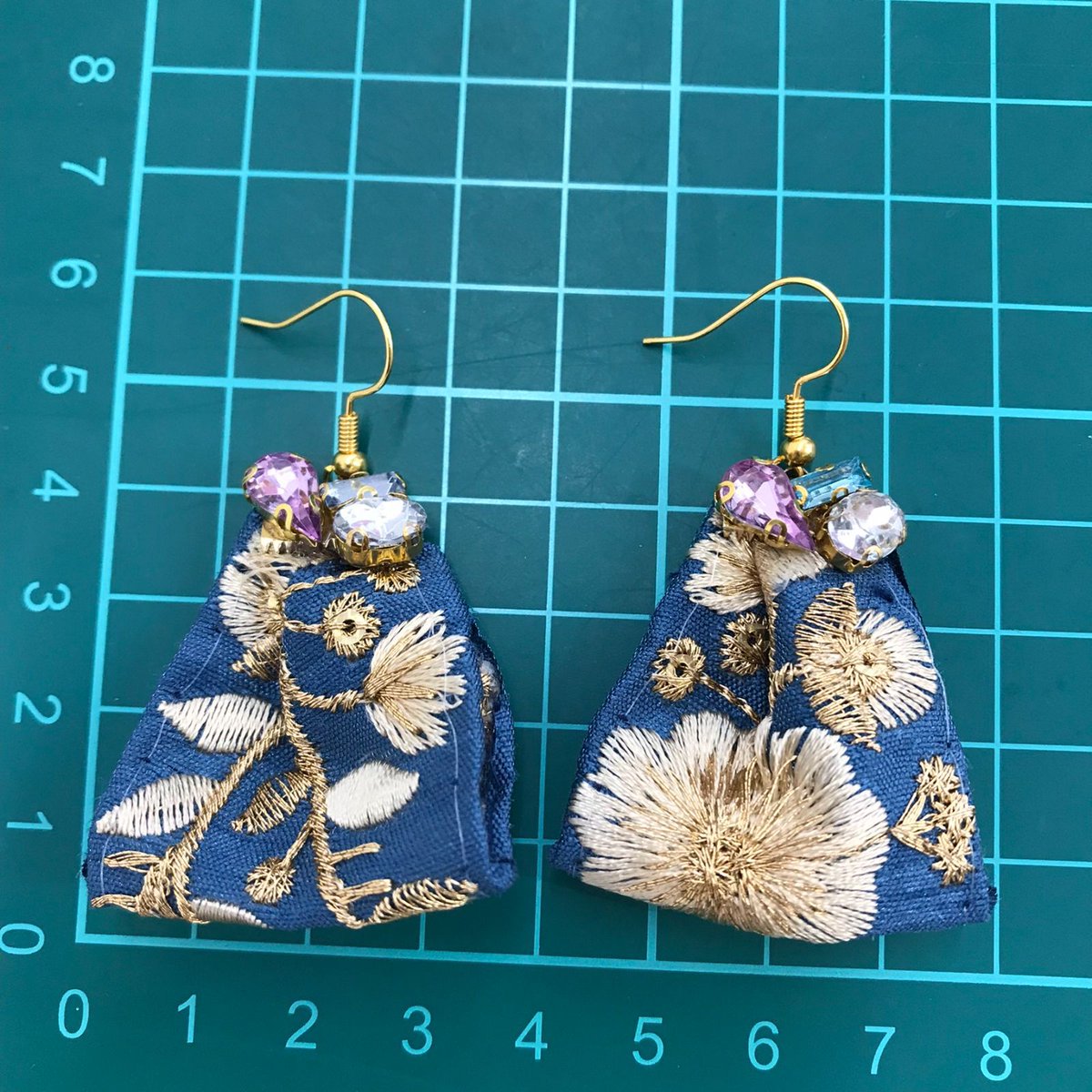 cocorety37's tweet photo. 【福祉施設制作】杏樹作　ピアス　「花やぐピアス（ネイビー）」NO.5479で検索
ネイビーの生地に金色の刺繍で花が描かれたピアスです。紫や透明のビーズがキラキラ光って耳元を華やかにしてくれます。軽くて着けやすいから特別な気分で過ごせます。手作りだからこその温かみが嬉しいです。￥1,000 https://t.co/uxrz5zeAnz