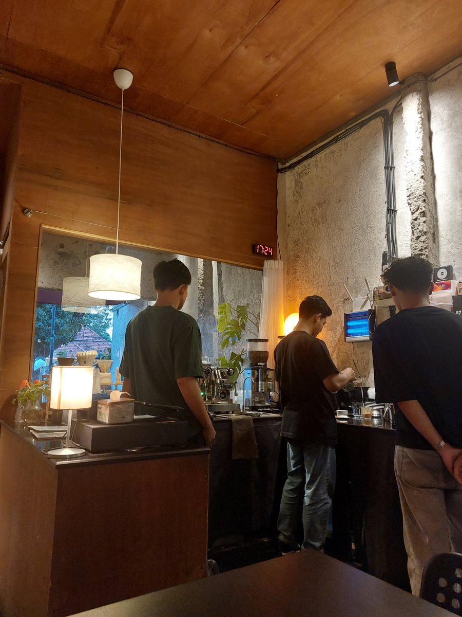 daeesix's tweet photo. Tempat senyungsep ini tp gile kopinya ga kaleng-kaleng ☕️ https://t.co/fD0Pwo9uGA