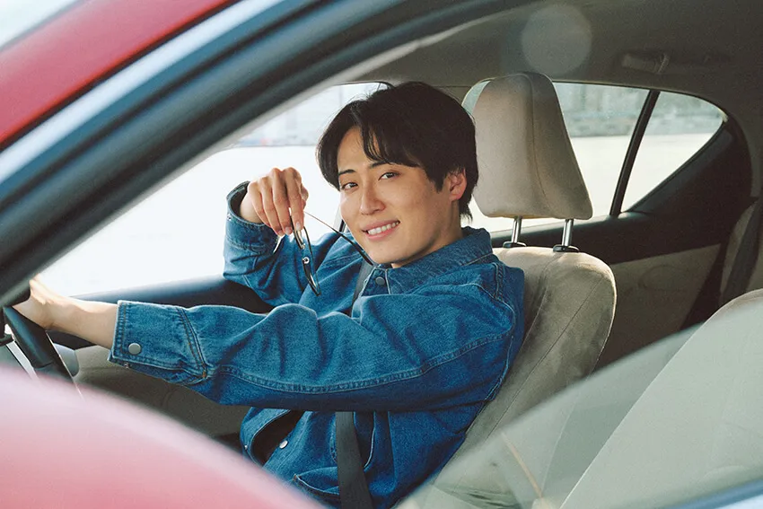 OCEANS_mag's tweet photo. ◤亡き父の“形見”レクサスとの絆◢

「レインボー」の池田直人さん。
ご自身の愛車は、深みのある赤いボディに、同色で揃えたホイールが個性的なレクサスだ。

車との出合いを聞くと、「最初は買うつもりなどまったくなかった」と振り返る。
▶︎https://t.co/ZjiP3Qy9eH
@ikenao0919 https://t.co/N2f5ZjH1Vn