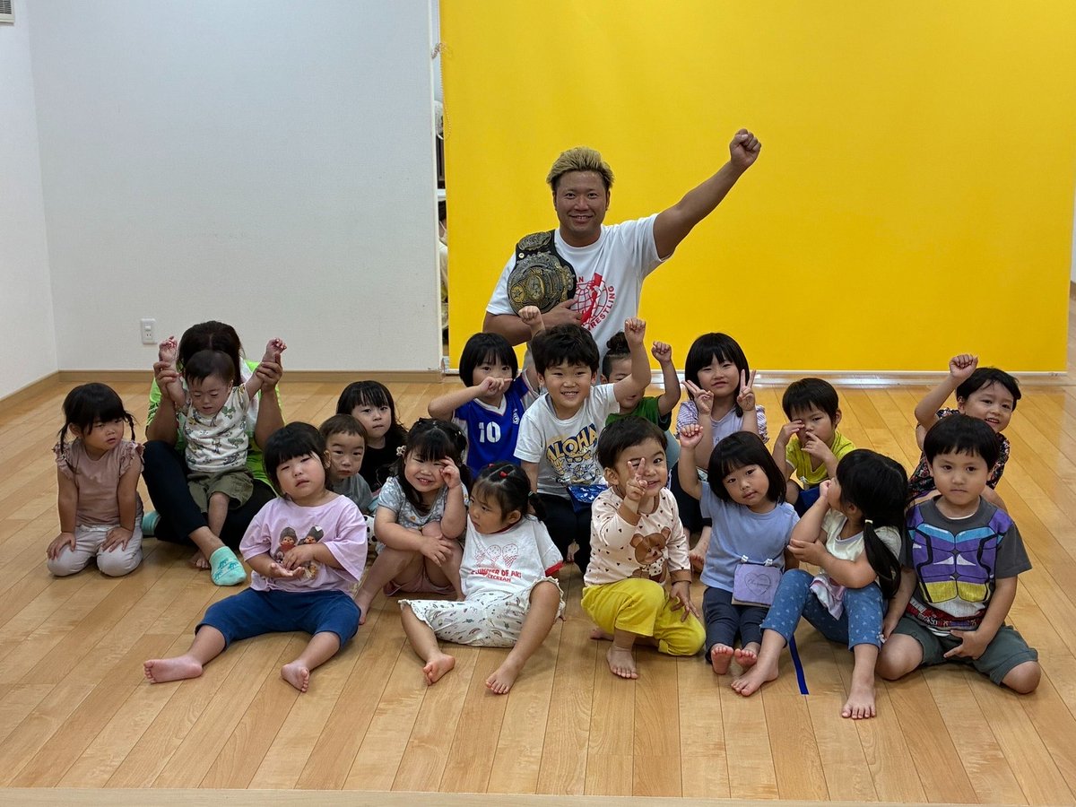 alljapan_pw's tweet photo. ＼❤️‍🔥8.21長崎大会PR｜宮原健斗選手❤️‍🔥／

間近で見るプロレスラーに
園児たちも大盛り上がり💪✨✨

#ajpw https://t.co/csYWDhdA7W