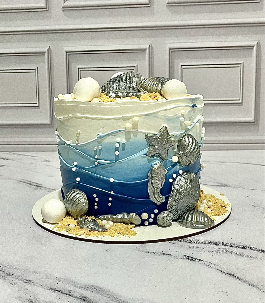 blendcacau's tweet photo. Esse bolo com degradê em tons de azul, detalhes em conchas prateadas e pérolas comestíveis foi feito para transformar qualquer celebração em um verdadeiro conto de fadas subaquático. 🧜‍♀️🐚

💬 Entre em contato direto pelo WhatsApp:
📞 (65) 99258-8824

#confeitaria #bolofundodmar https://t.co/Oa6UT35BQV