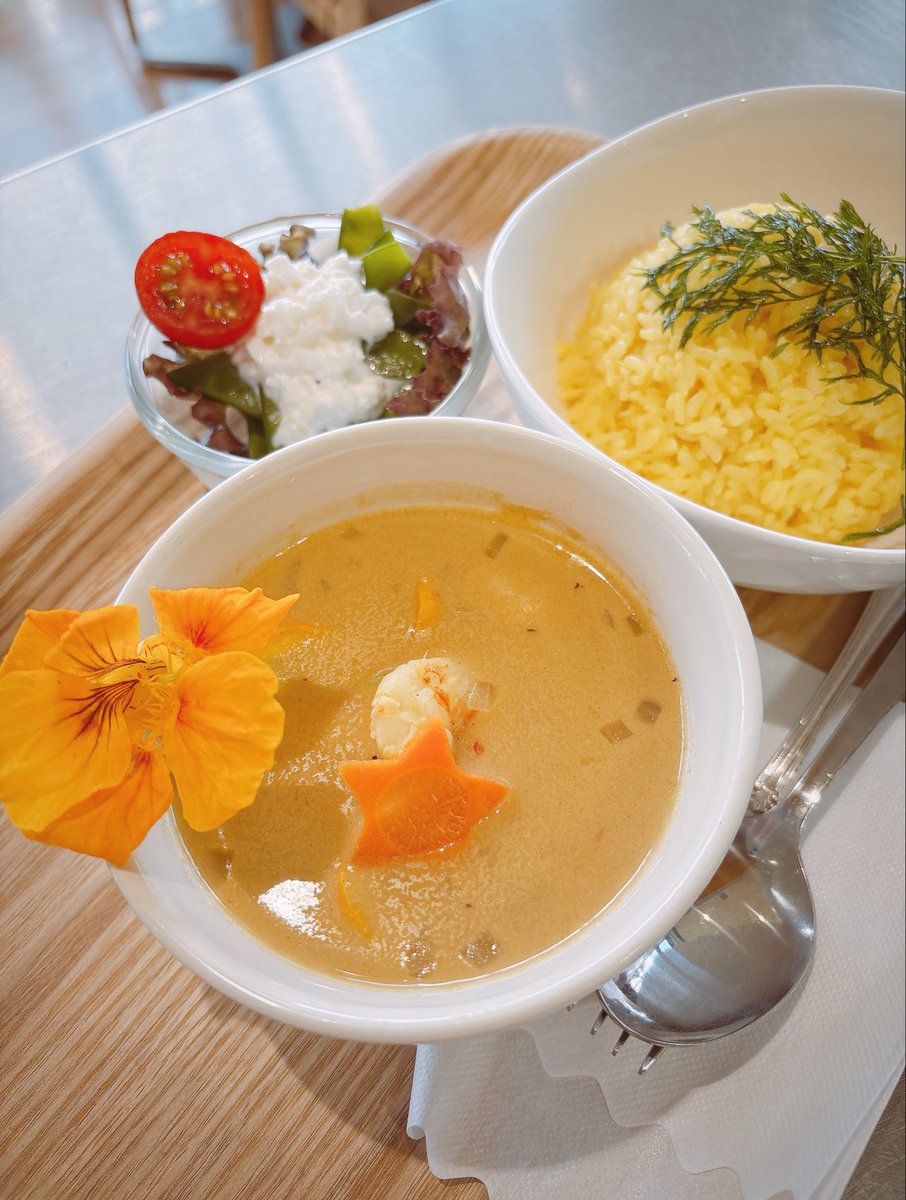 888Yummy's tweet photo. 二十四節気『小暑』　そして七夕🎋

お米ランチの日

ココナツミルクのホワイトカレー
エディブルフラワーを添えて🏵️

天の川のMilky Way 
ということで、ホワイトカレーに

エビとズッキーニ、ココナツミルクとスパイスで仕上げてます🍛

七夕カレーいかがでしょう😊テイクアウト👌です https://t.co/Xq9iVinyfk